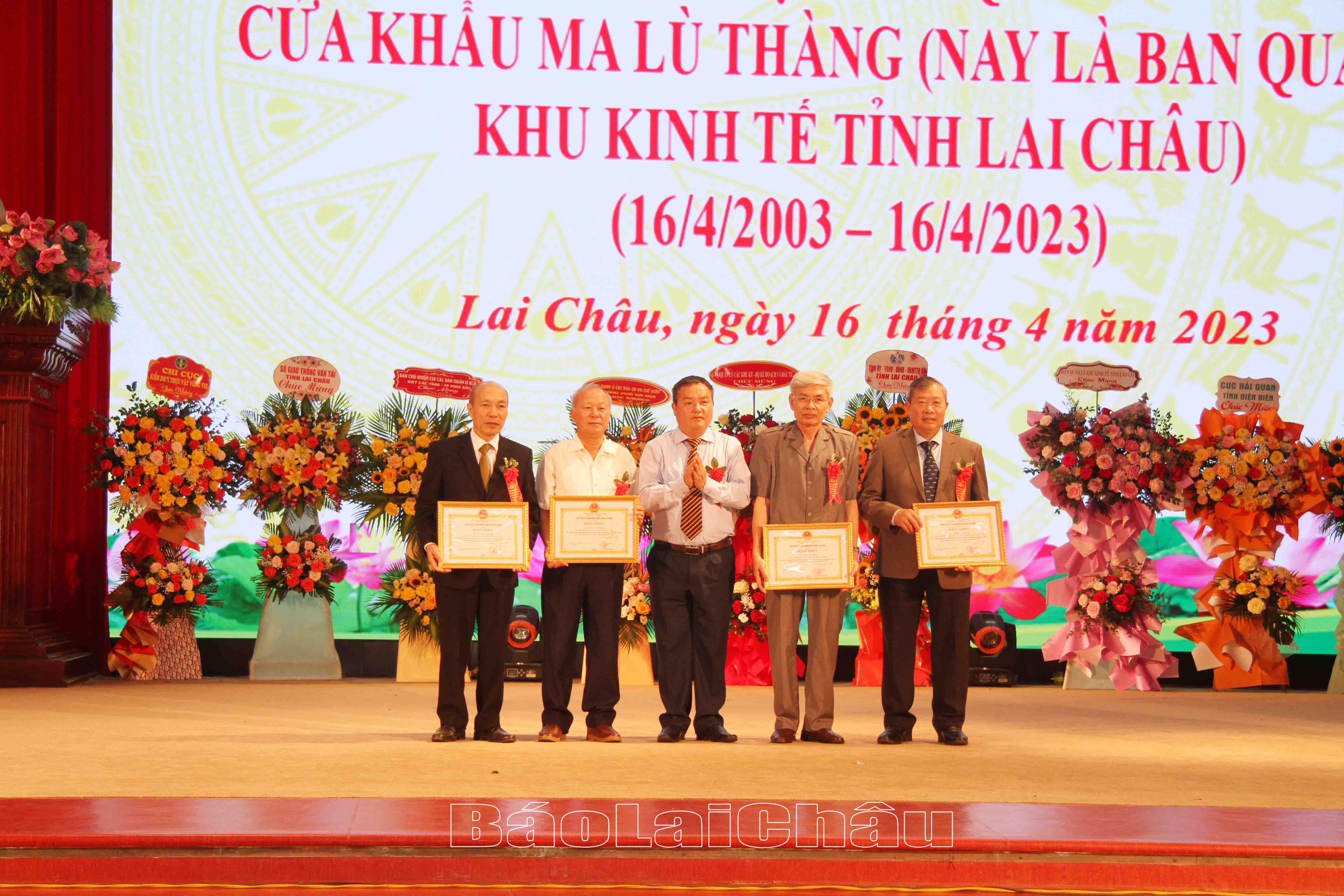 Đồng chí Giàng A Tính - Ủy viên Ban Thường vụ Tỉnh ủy, Phó Chủ tịch UBND tỉnh trao Bằng khen cho các cá nhân có nhiều đóng góp trong xây dựng và phát triển Ban giai đoạn 2003 - 2023.